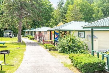 Exterior. Perry's Motel and Cottages