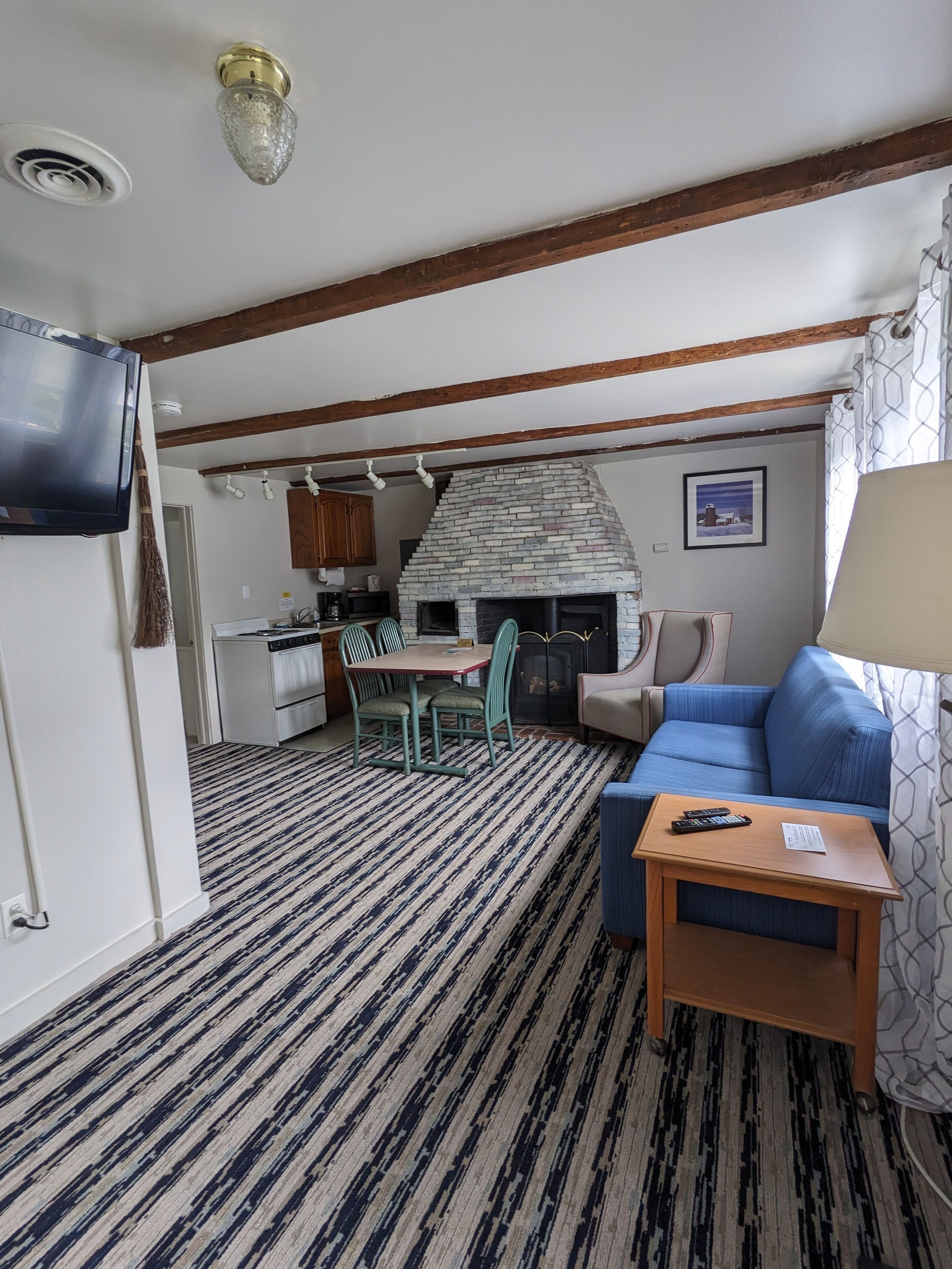 Condo (2 kings, 1 twin, 1 queen pullout, and 1 cot) | In-room dining