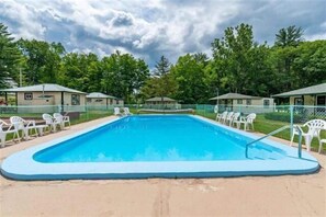 Pool - Perry's Motel and Cottages (Intervale)