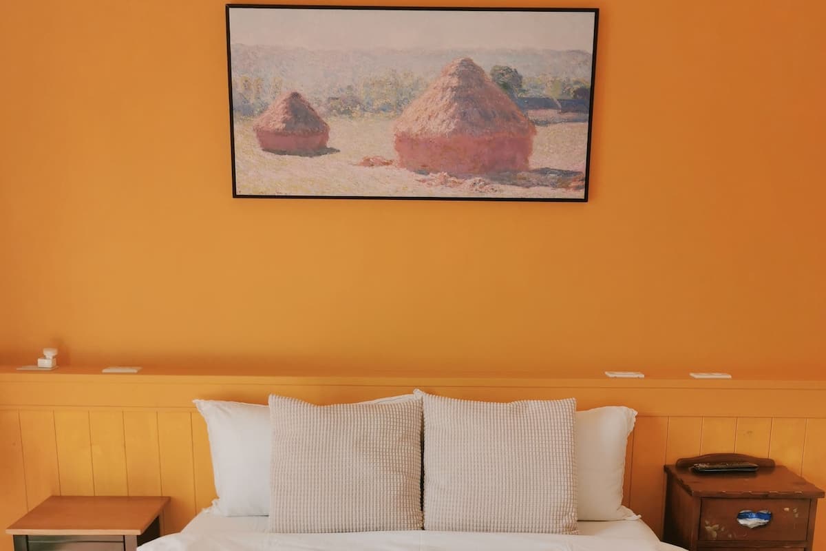 Premium bedding, desk, free WiFi, bed sheets