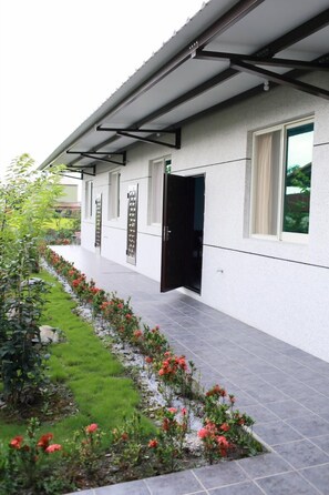 Exterior - Just Stay (Yuanshan)