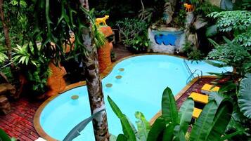 Alberca al aire libre y camastros