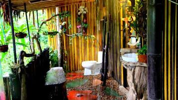 Shower, rainfall showerhead, free toiletries, bidet