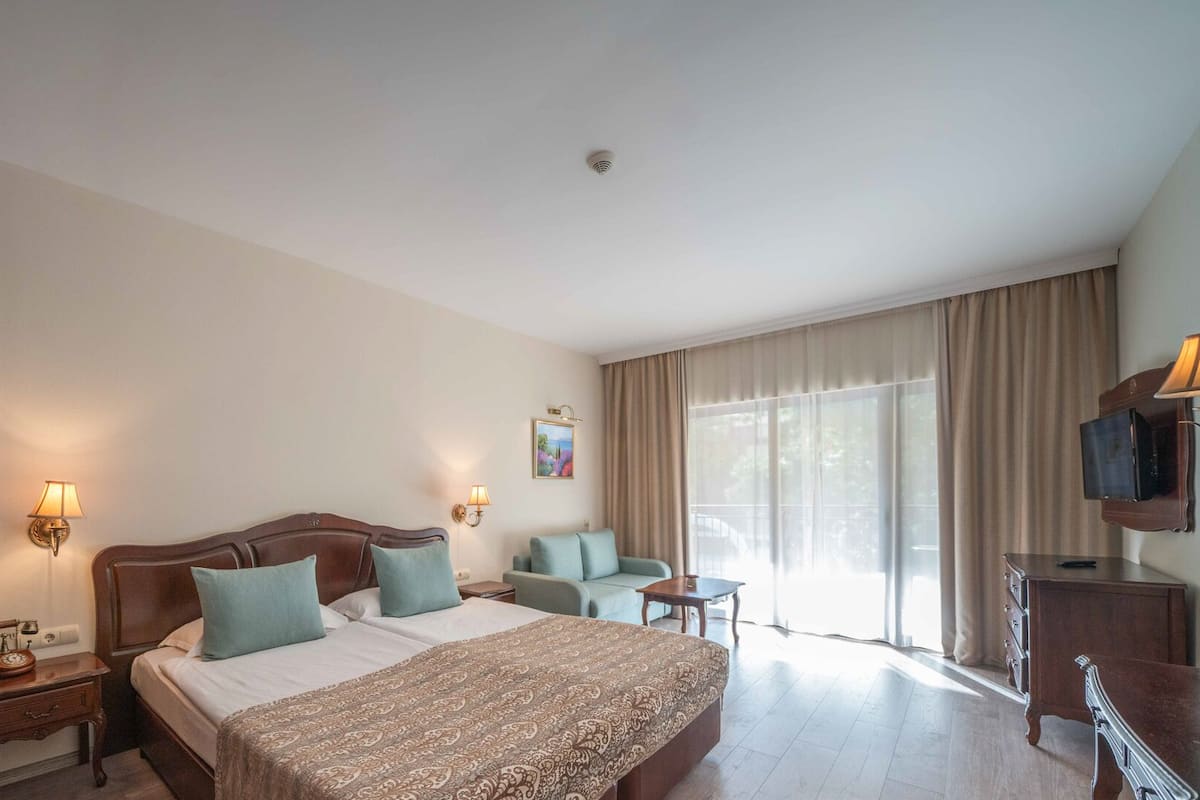 Een gratis minibar, een kluis op de kamer, gratis babybedden