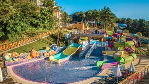 Parque acuático con múltiples toboganes y zona de piscina.