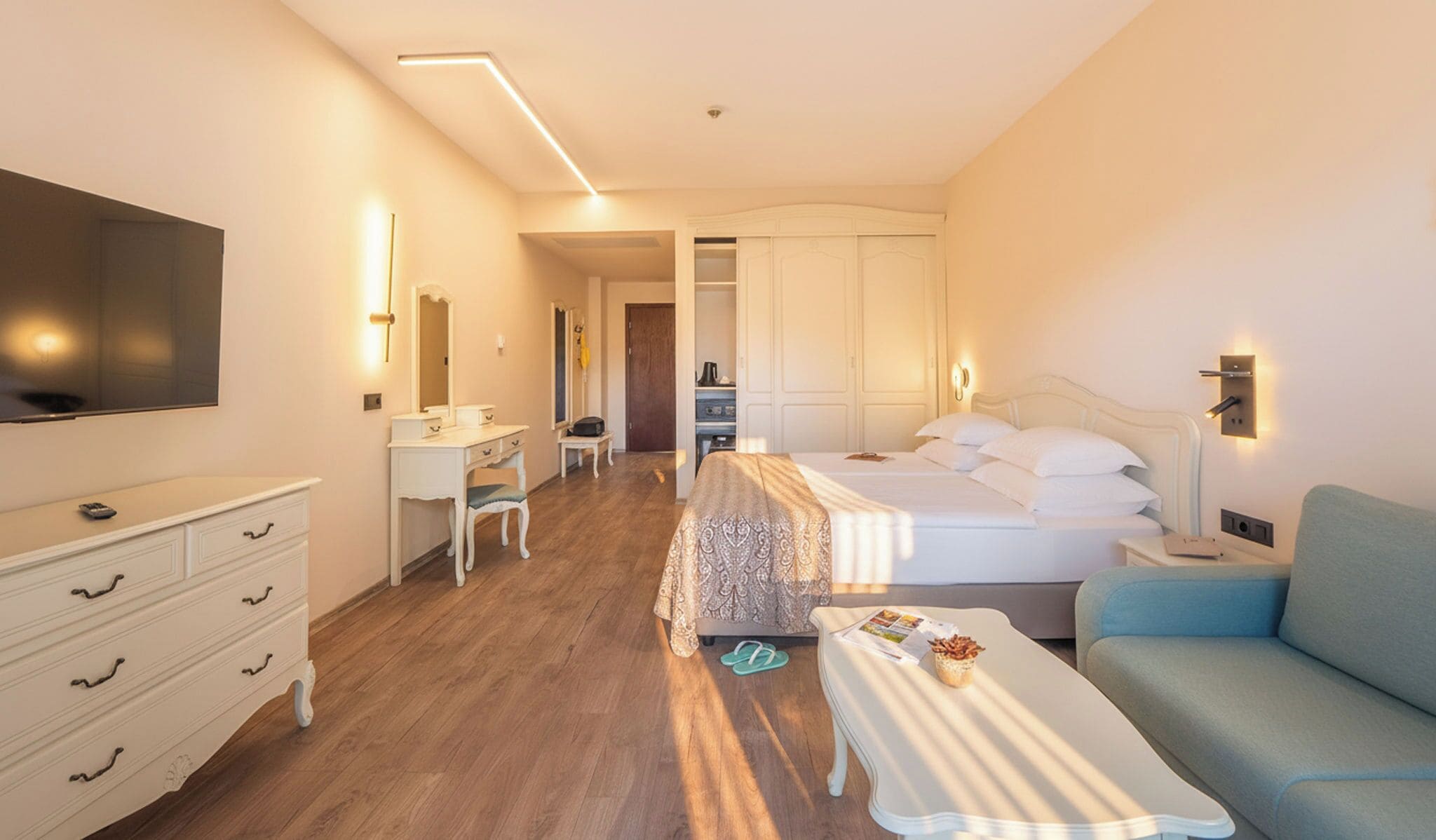 Minibar con artículos gratuitos y caja de seguridad en la habitación 