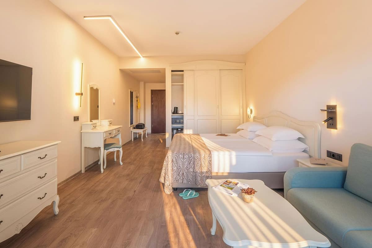 Minibar con artículos gratuitos y caja de seguridad en la habitación