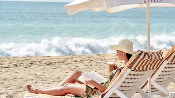 Ligstoelen, parasols, strandlakens, beachvolleybal