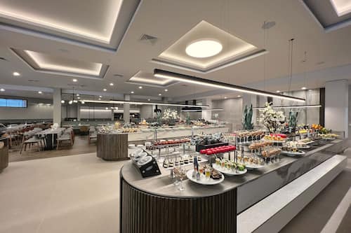 5 restaurantes; se sirven cenas y cocina asiática