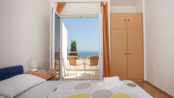 Appartement, 1 slaapkamer, balkon, uitzicht op zee | 2 slaapkamers, een bureau, geluiddichte muren, gratis wifi