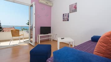 Appartement, 1 slaapkamer, balkon, uitzicht op zee | Een bureau, geluiddichte muren, gratis wifi