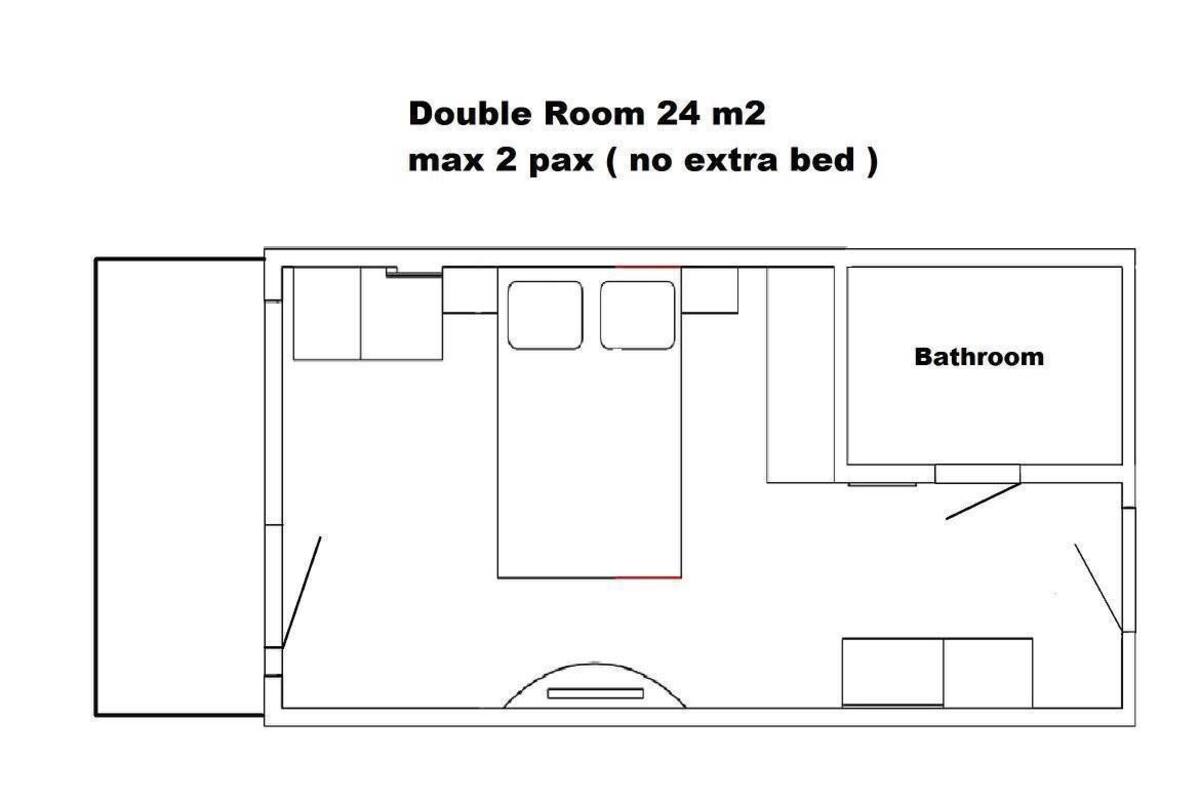 A floor plan of a double room with a bathroom, a desk, and a bed.