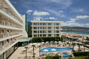 Un hôtel doté d’une piscine, d’un espace extérieur aménagé et offrant une vue sur la mer.