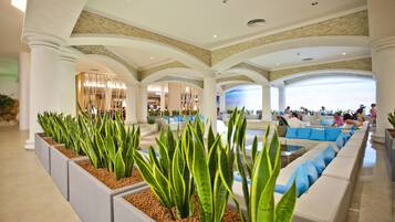 4 bars, bar en bord de piscine, bar de plage