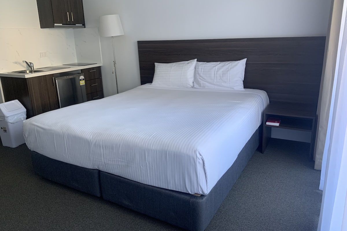1 bedroom, premium bedding, pillow-top beds, desk