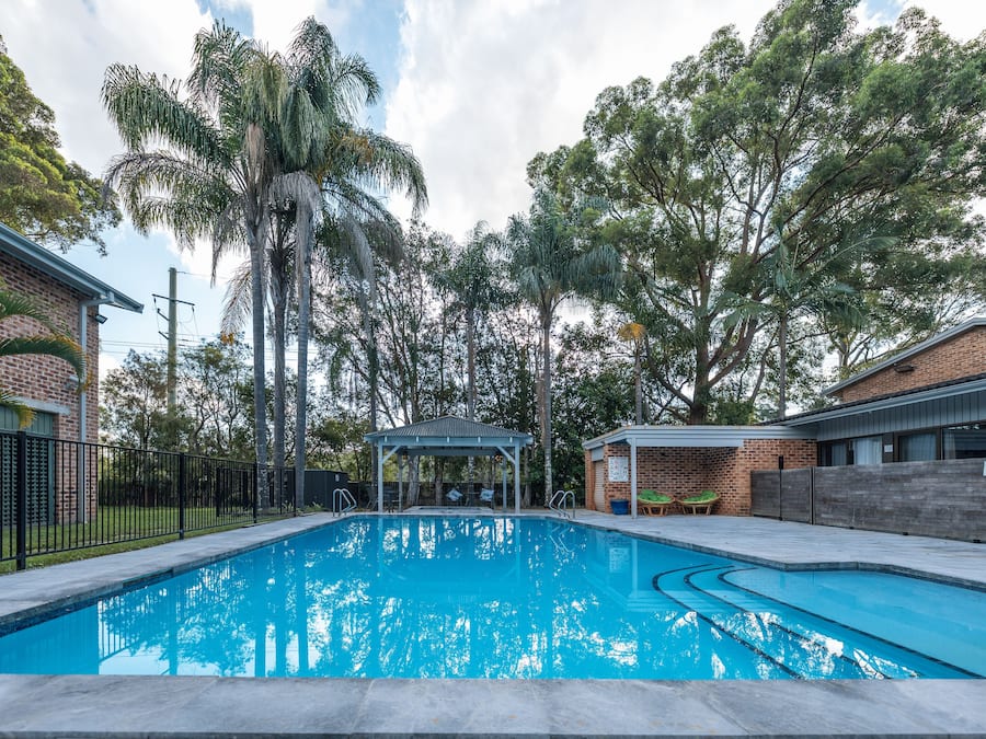 Una piscina al aire libre
