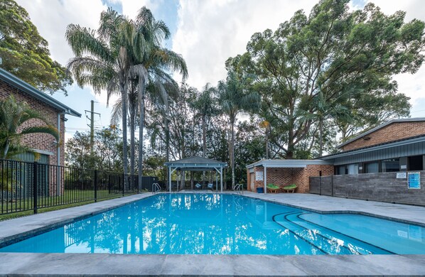 Una piscina al aire libre