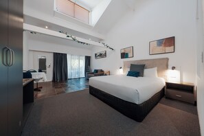 슈피리어 더블룸 | 고급 침구, 필로우탑 침대, 책상, 노트북 작업 공간