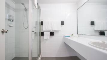 Dusche, kostenlose Toilettenartikel, Haartrockner, Handtücher