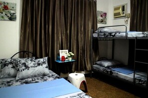 Escritorio, cortinas blackout, camas extra y wifi gratis