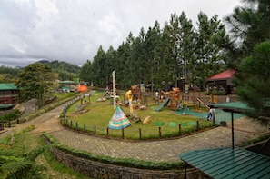 Kawasan main kanak-kanak – terbuka