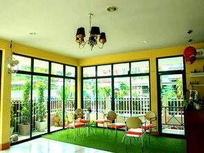 Lobby sitting area - Yamjan Place (Surat Thani)