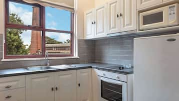 1 quarto, frigobar, escrivaninha, cortinas blackout