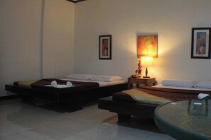 Perhehuone | Työpöytä, silitysrauta/-lauta, ilmainen Wi-Fi, vuodevaatteet