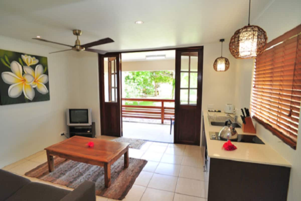 1 bedroom garden studio | private kitchen | electric kettle