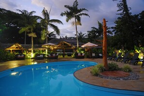Outdoor pool, pool loungers - MG Cocomo Resort Vanuatu (Port Vila)