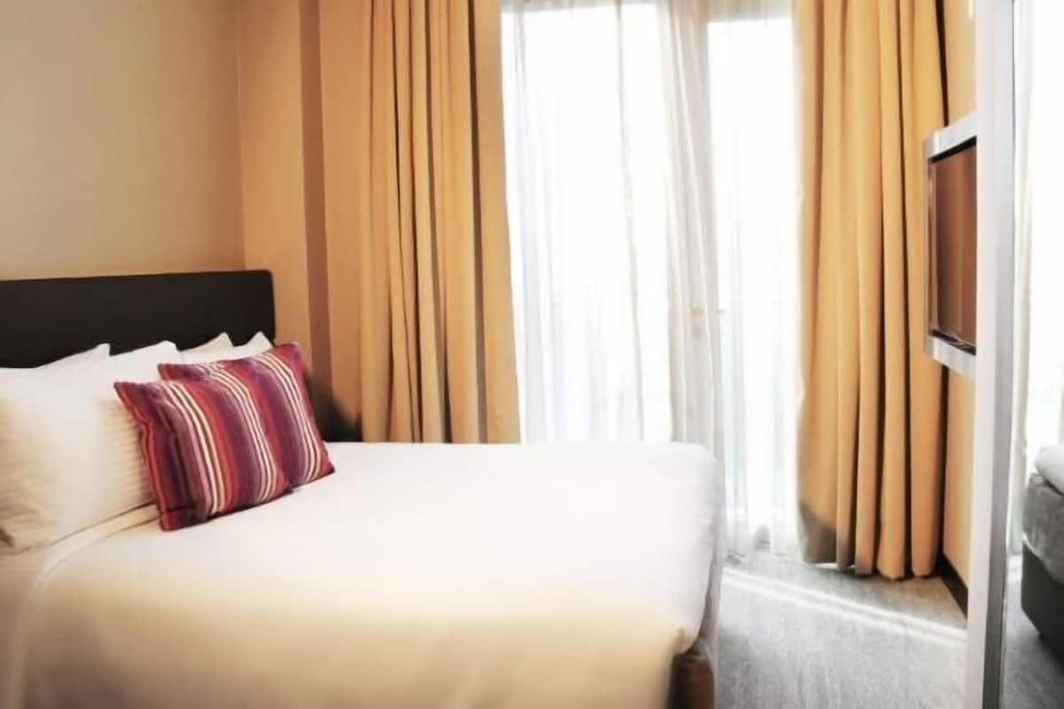 1 bedroom, premium bedding, in-room safe, desk