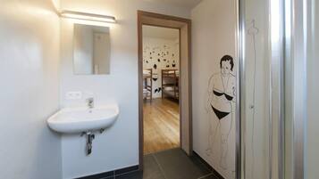 Slaapzaal, alleen vrouwen, gemeenschappelijke badkamer (6 beds) | Badkamer | Een douche, een haardroger