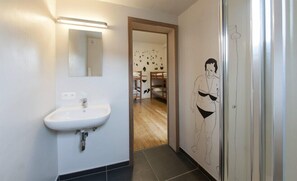 Gemeinsamer Schlafsaal, Nur Frauen, Gemeinschaftsbad (6 beds) | Badezimmer