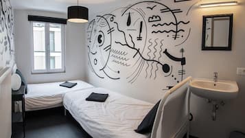 Twin kamer | Een kluis op de kamer, gratis babybedden, gratis wifi, beddengoed