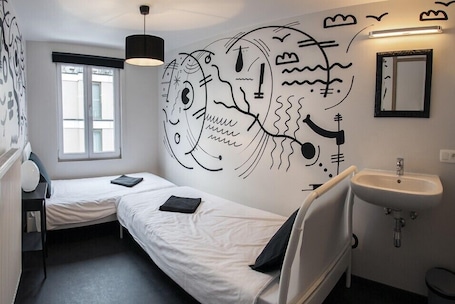 Værelse med 2 enkeltsenge | Pengeskab på værelset, gratis baby-/barnesenge, gratis Wi-Fi, sengetøj