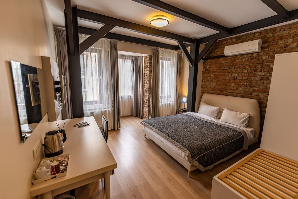 Deluxe Double Room | Minibar, in-room safe, desk, laptop workspace