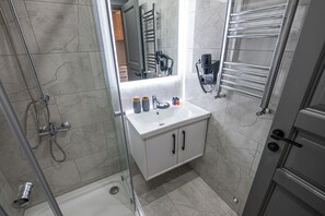 Shower, designer toiletries, hair dryer, slippers - Calanthe Residence (Istanbul)