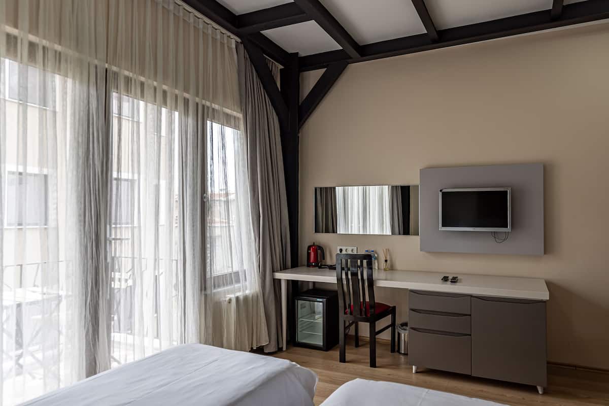 Camera Deluxe con letto matrimoniale o 2 letti singoli, balcone | 1 camera, minibar, una cassaforte in camera, una scrivania
