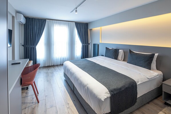 ميني بار وخزنة داخل الغرفة ومكتب ومساحة عمل للكمبيوتر المحمول