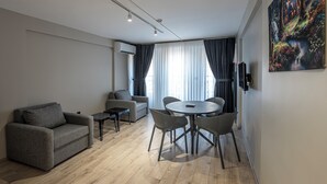 Family Suite | Minibar, in-room safe, desk, laptop workspace - Calanthe Residence (Istanbul)