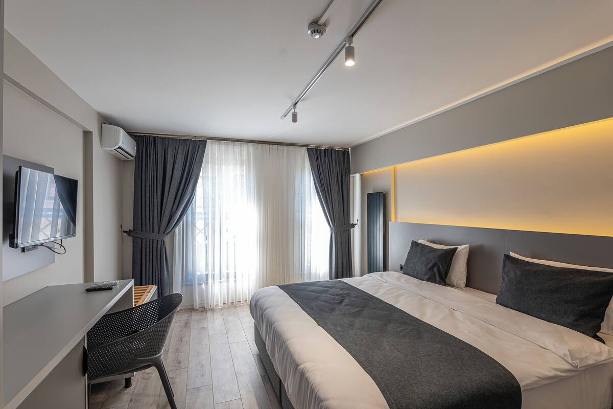 Design Double or Twin Room | Minibar, in-room safe, desk, laptop workspace