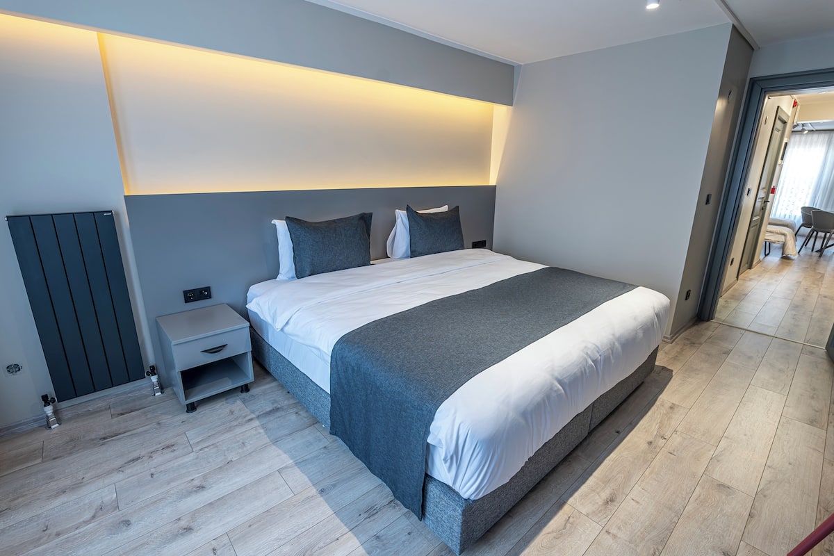 Family Suite | Minibar, in-room safe, desk, laptop workspace