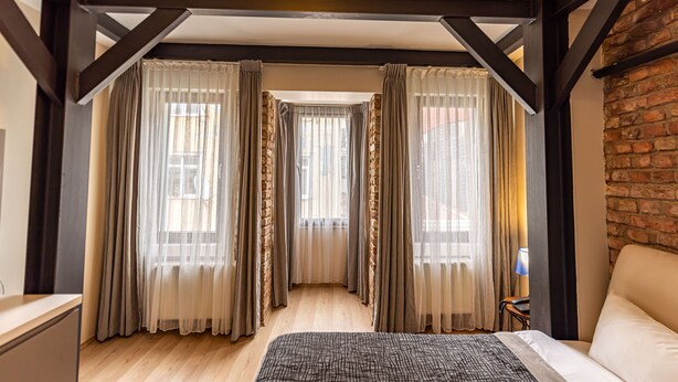 Deluxe Double Room | Minibar, in-room safe, desk, laptop workspace - Calanthe Residence (Istanbul)
