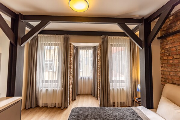Deluxe Double Room | Minibar, in-room safe, desk, laptop workspace - Calanthe Residence (Istanbul)