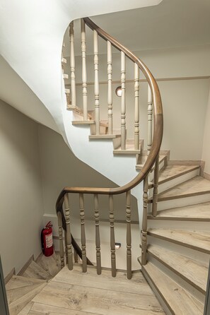 Minibar, in-room safe, desk, laptop workspace - Calanthe Residence (Istanbul)