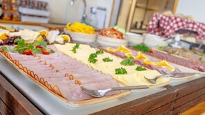 A buffet with various meats and cheeses. - Lydinge Resort (Hyllinge)