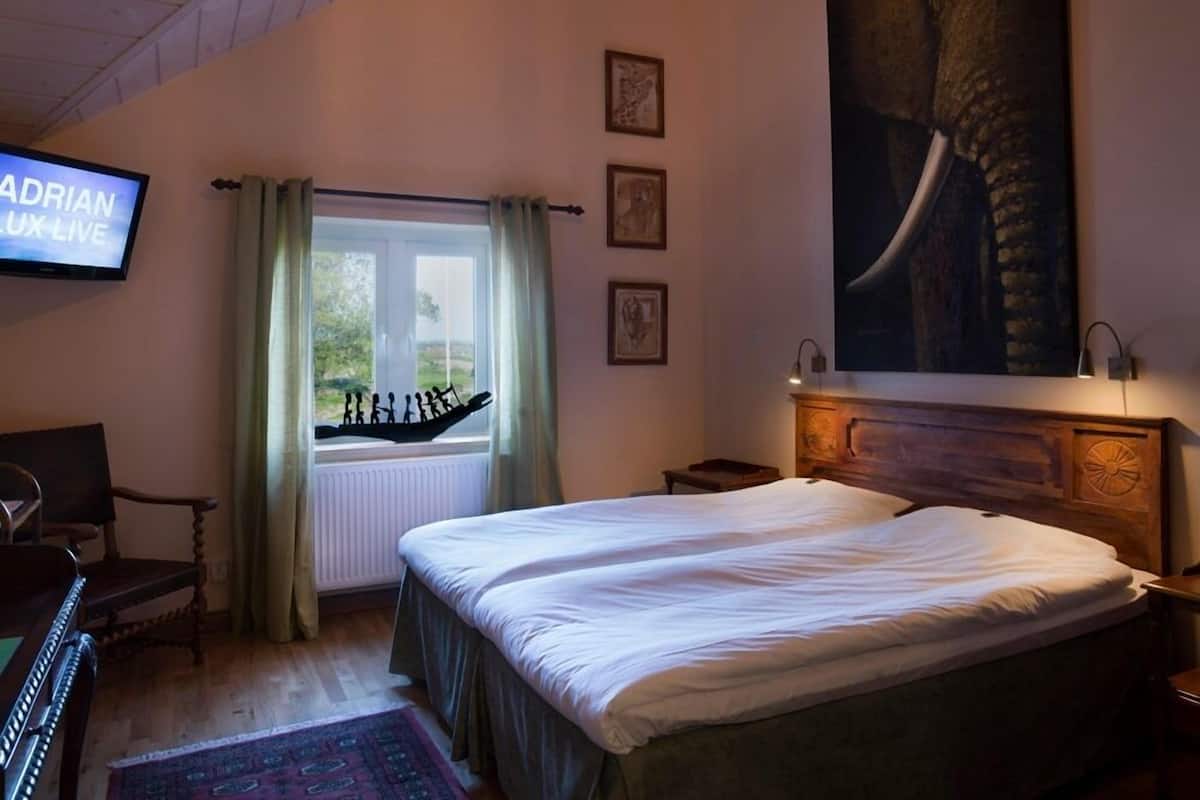 Family Room | 1 bedroom, individually decorated, individually furnished