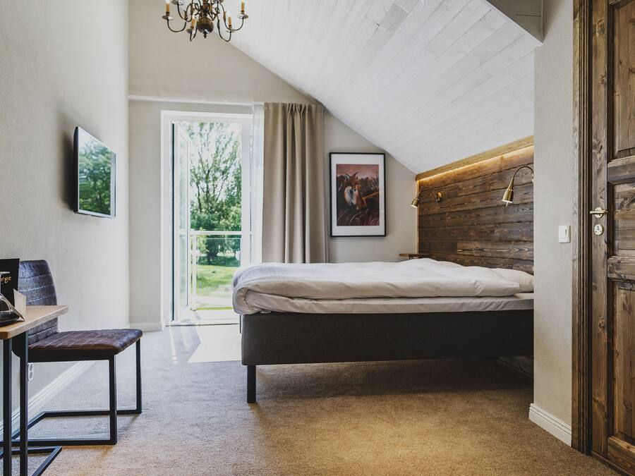 Premium-Doppelzimmer, Balkon | Individuell dekoriert, individuell eingerichtet, Bügeleisen/Bügelbrett