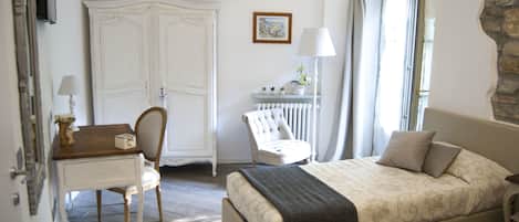 Chambre double ou avec lits jumeaux, salle de bain privée | Literie de qualité, couette en duvet