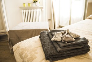 Habitación con 1 cama matrimonial o 2 individuales, baño privado | Ropa de cama de alta calidad, edredón y camas con efecto memoria 